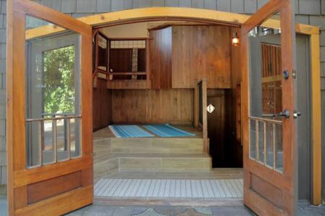 Hobbit House - Charming In Town Holiday home