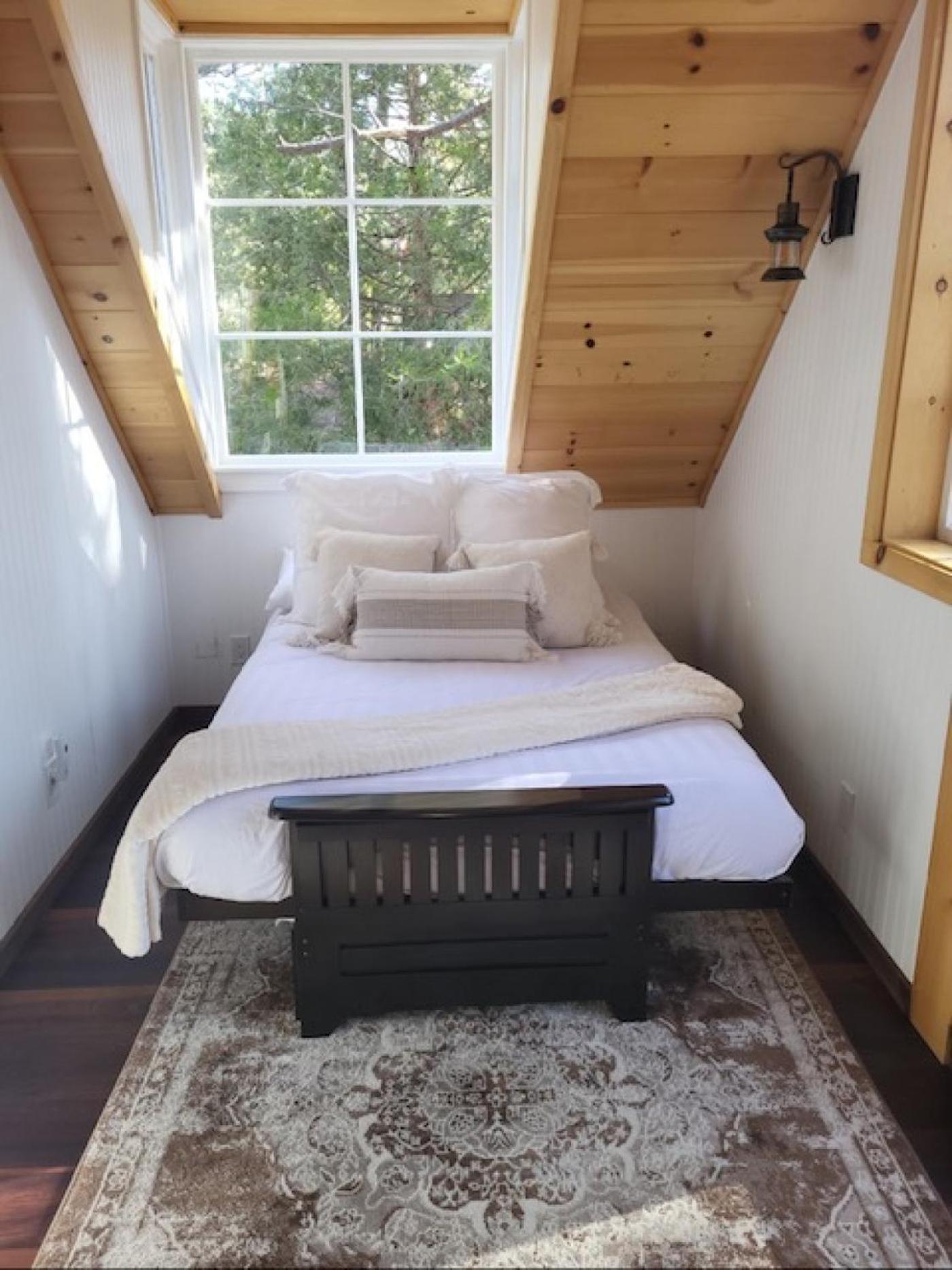 Hobbit House - Charming In Town Holiday home